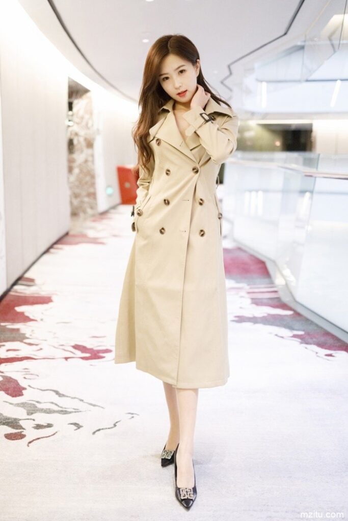 紧身牛仔裤烫发女孩逛商场【124】00026-美色吧