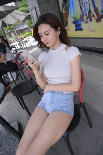 图片[1]-短发牛仔的漂亮女生【2.4G】-美色吧