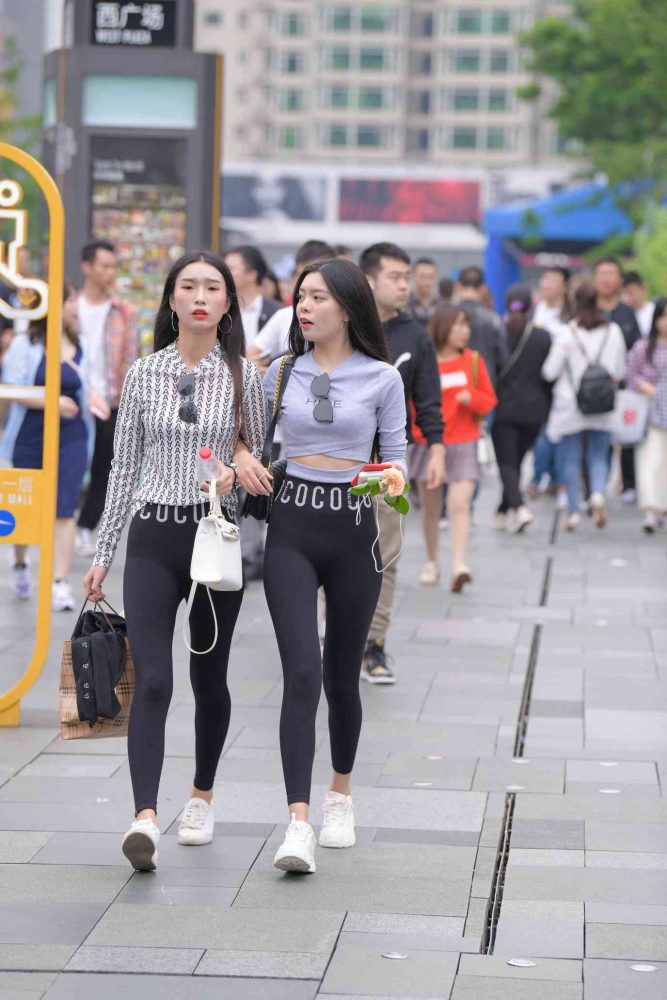 【免费】逛街的两个瑜伽裤姑娘【40P】04030-美色吧