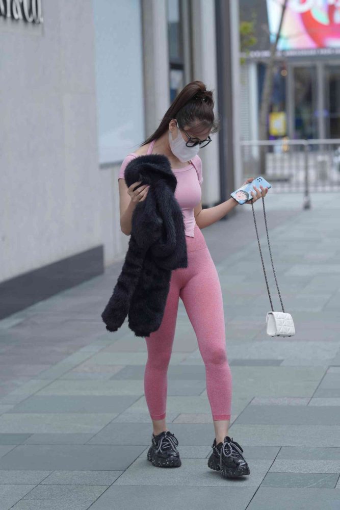 粉红色瑜伽裤的眼镜妹妹【93P】04019-美色吧