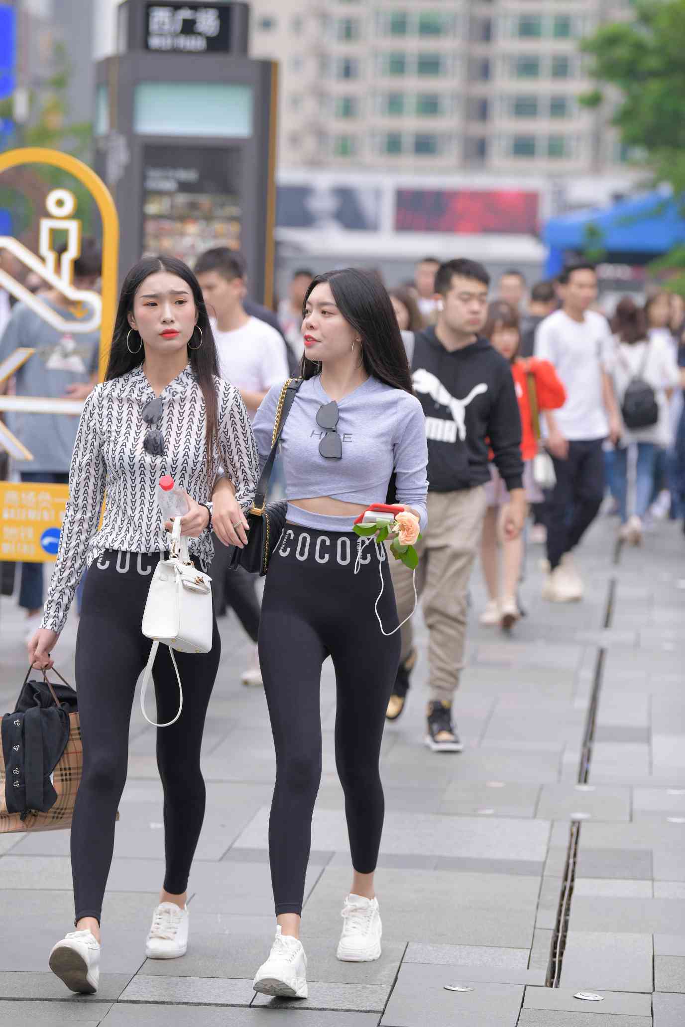 图片[2]-【免费】逛街的两个瑜伽裤姑娘【40P】04030-美色吧