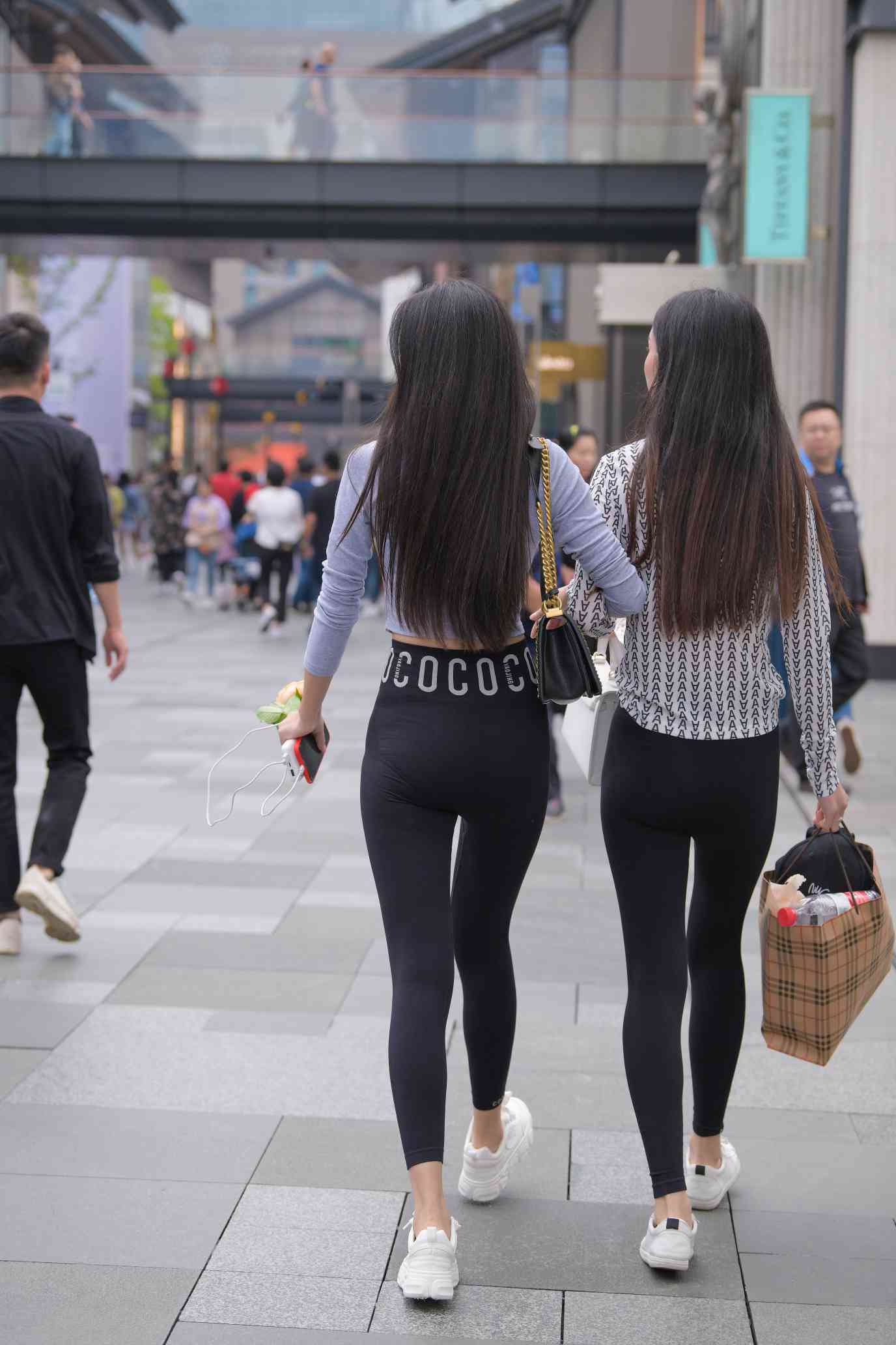 图片[3]-【免费】逛街的两个瑜伽裤姑娘【40P】04030-美色吧