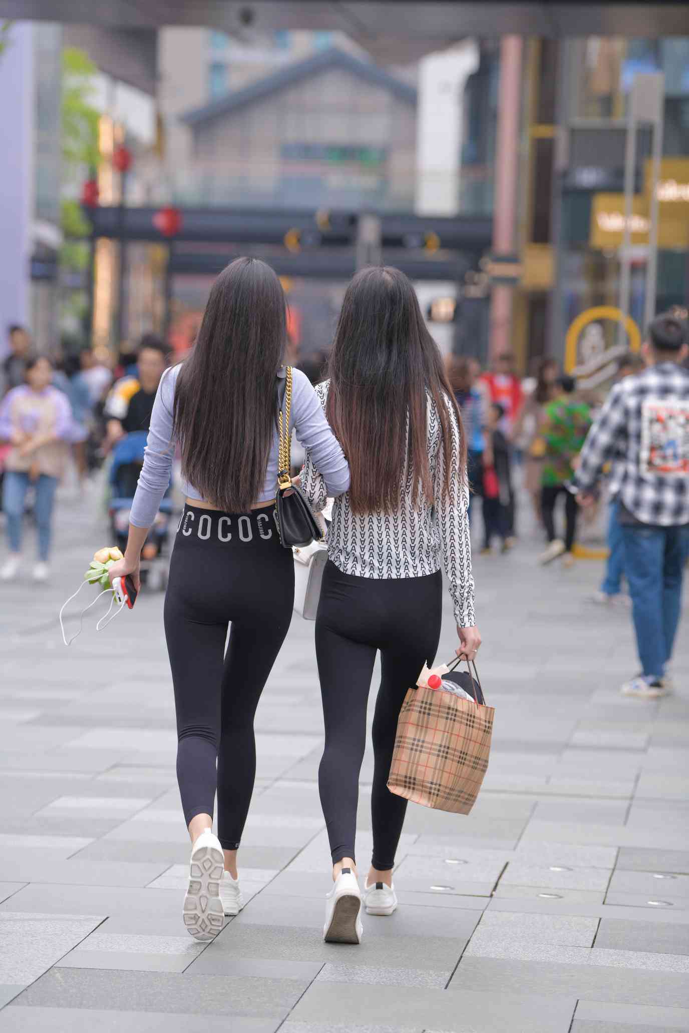 图片[4]-【免费】逛街的两个瑜伽裤姑娘【40P】04030-美色吧