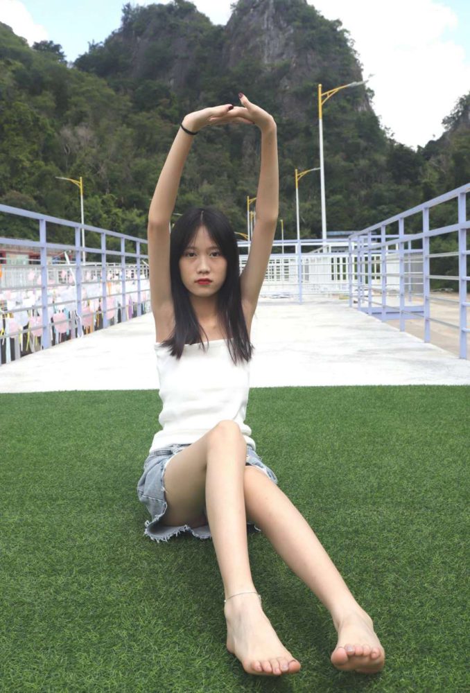 坐在草地上的长发女孩【172P】20012-美色吧