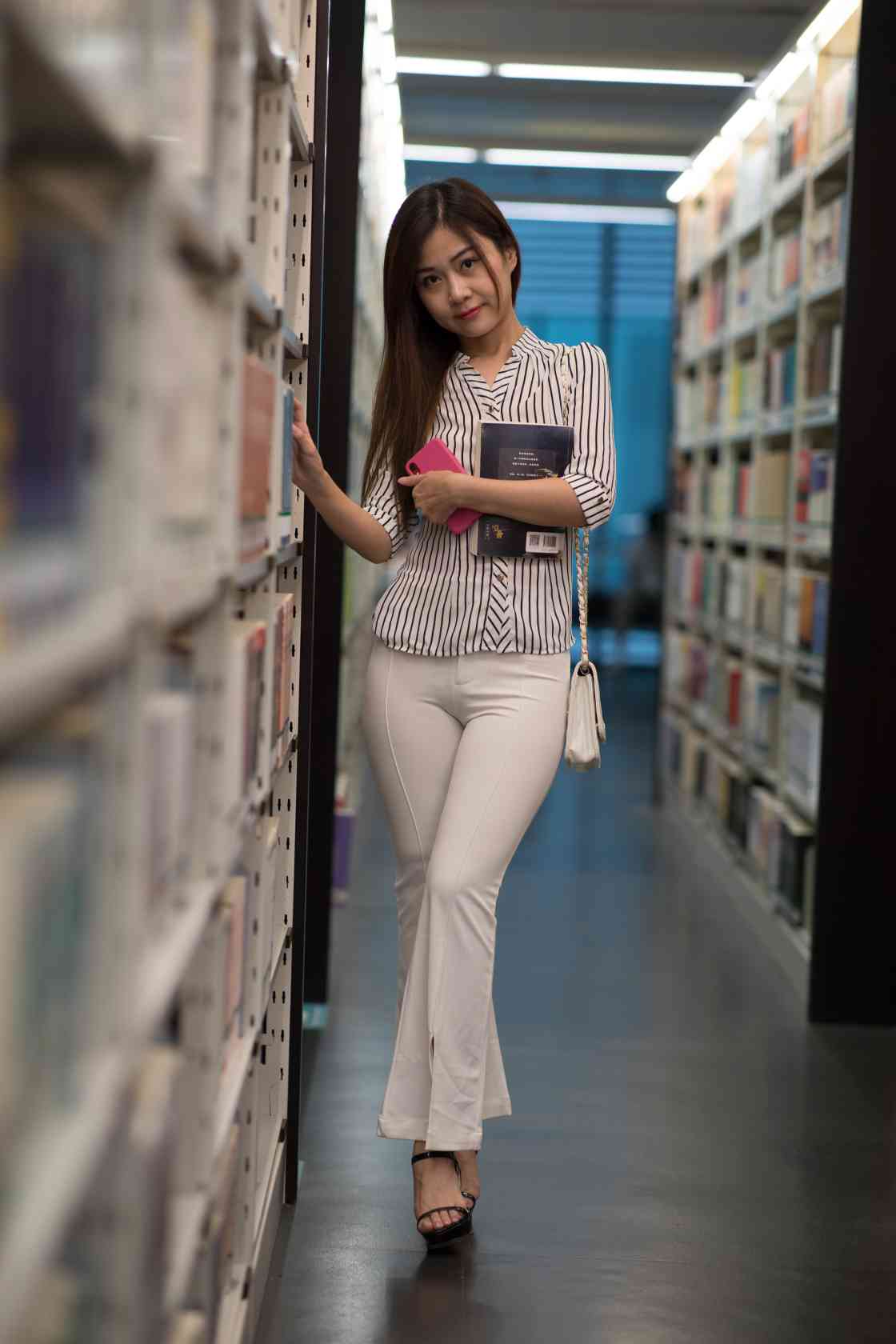 图片[5]-逛书店的白色紧身裤女孩【450P】04040-美色吧