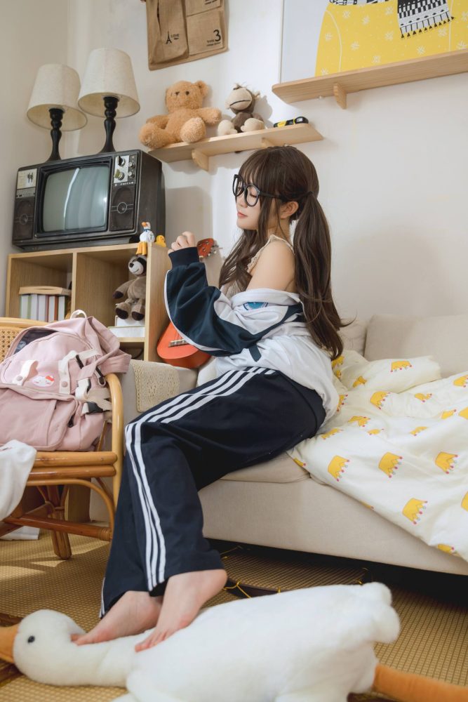 穿校服的双马尾女孩【64P】20010-美色吧