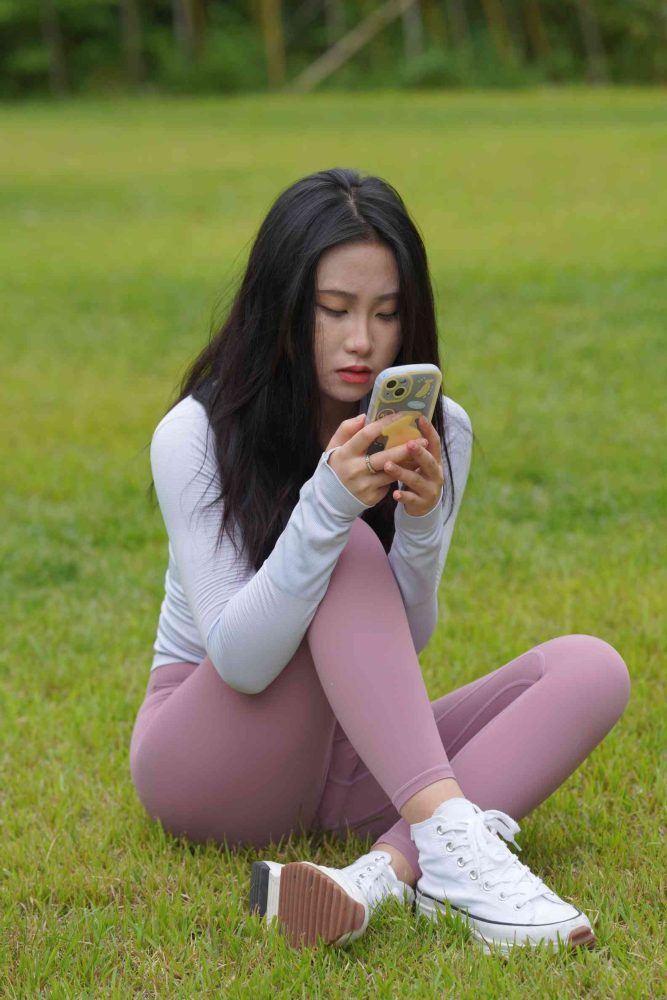 图片[1]-坐在草地玩手机的瑜伽姑娘【733P】04012-美色吧