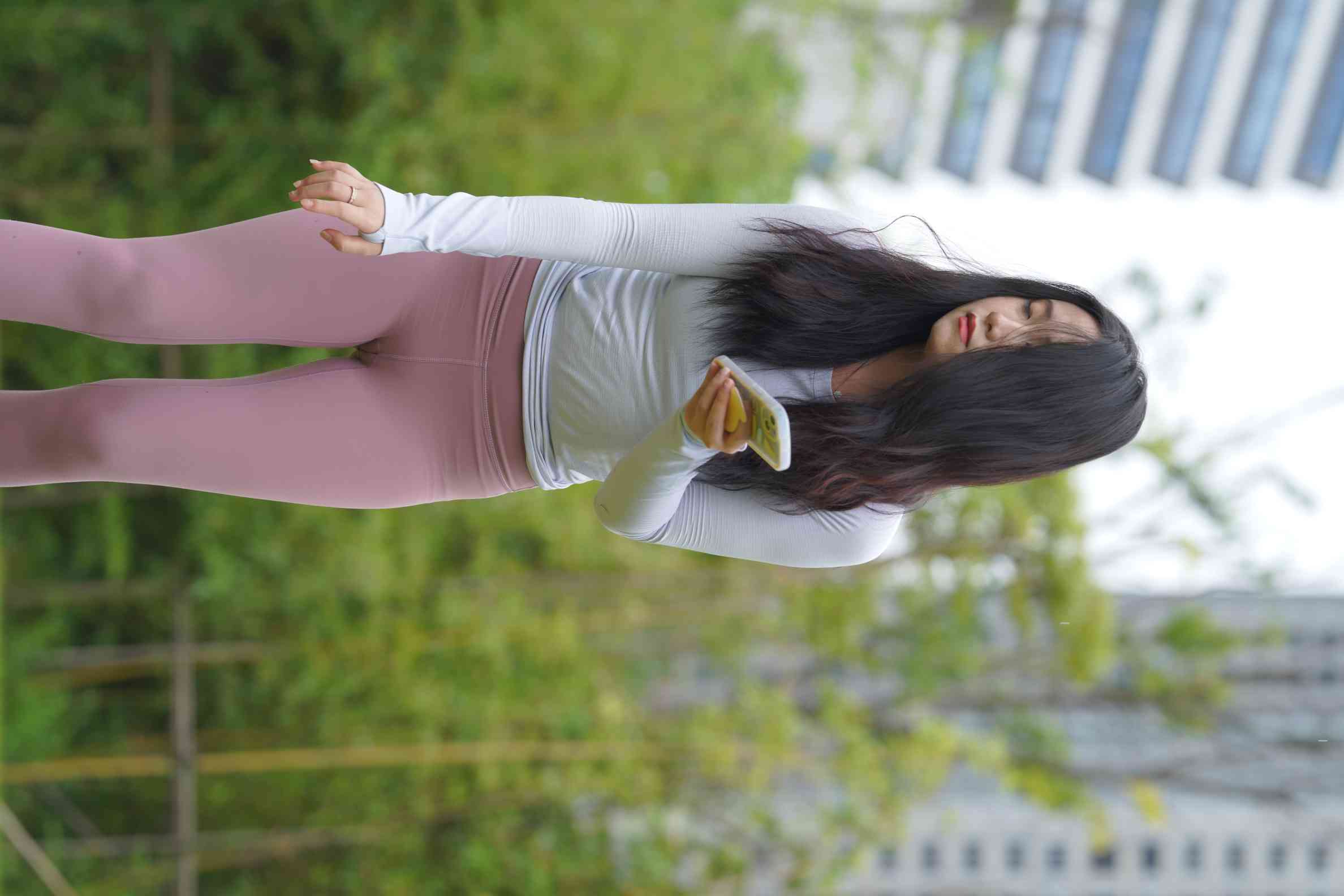 图片[5]-坐在草地玩手机的瑜伽姑娘【733P】04012-美色吧