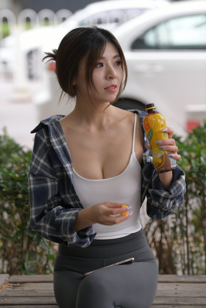 喝饮料的瑜伽裤女孩J2242 383P1V-17.5GB-美色吧