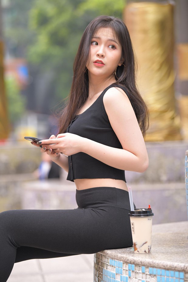 图片[1]-喝奶茶的黑色瑜伽裤长发姑娘【376P】00055-美色吧