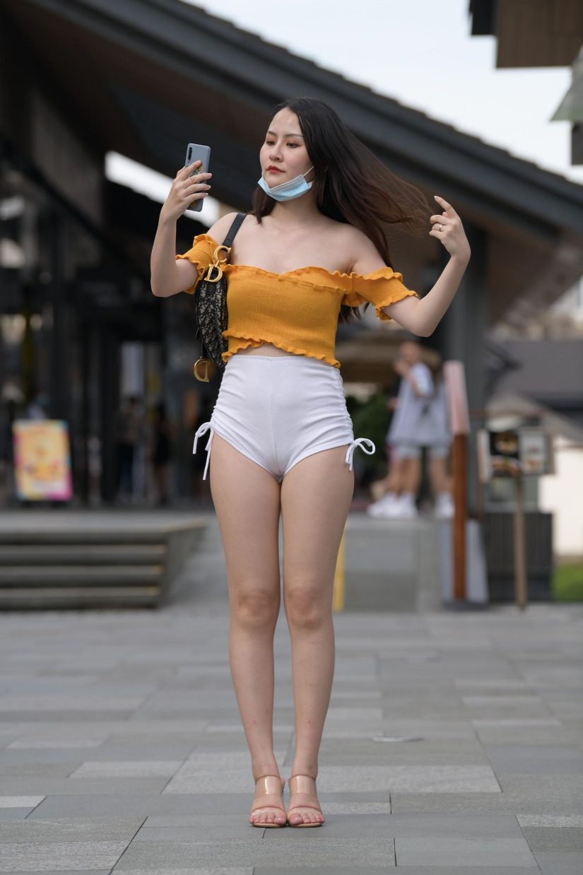 图片[1]-高腰白色短裤的漂亮女孩【767P】00065-美色吧