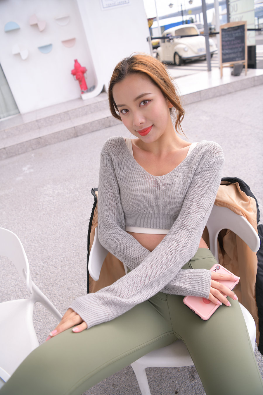 图片[2]-非常可爱的瑜伽裤女孩坐在凳子上 J1520 998P1V-26.5GB-美色吧