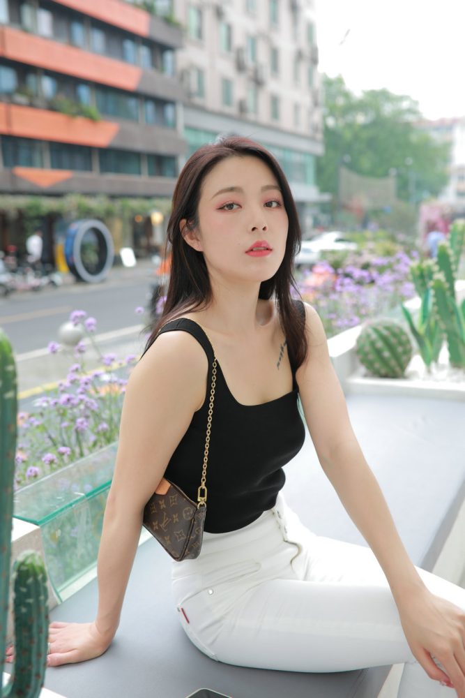 图片[1]-非常漂亮的白色紧身裤女孩J2055 895P2V-24.5GB-美色吧