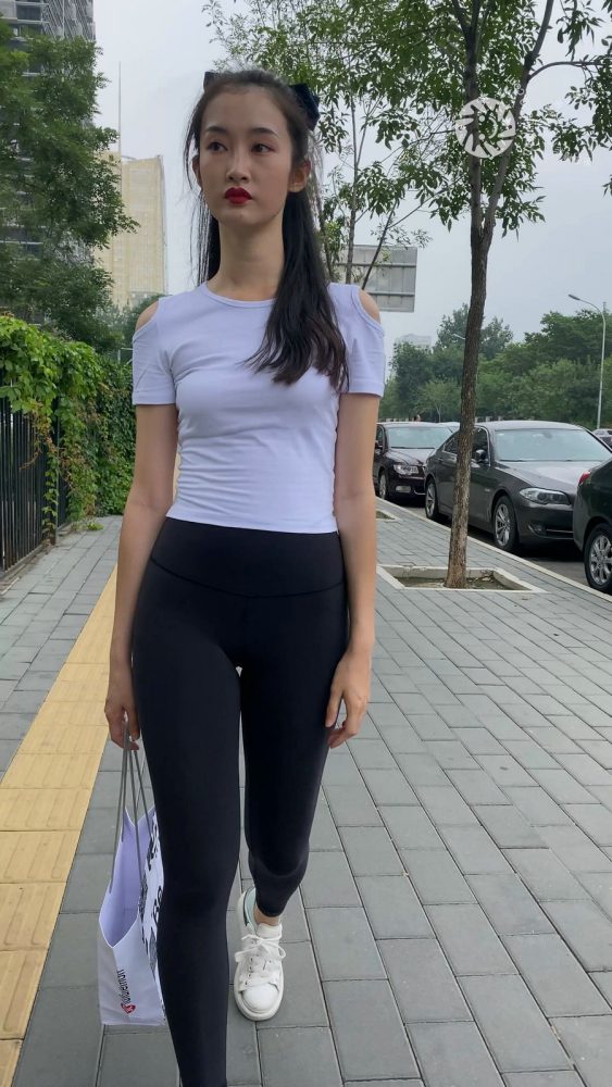 黑色瑜伽裤逛街的女孩J4000 MP4-7.76GB-美色吧