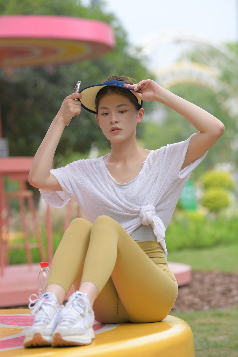 图片[1]-戴着遮阳帽的瑜伽裤女孩J2965 796P1V-27.1GB-美色吧