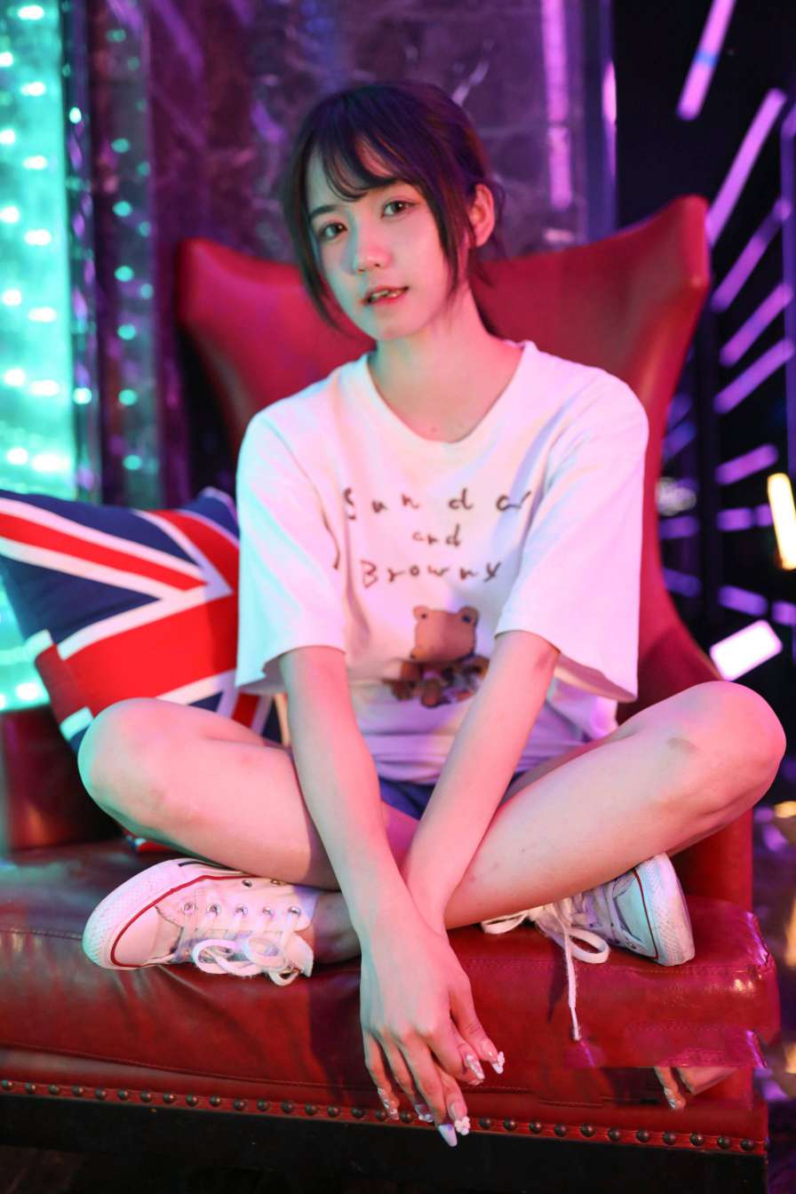 图片[2]-KTV里唱歌的长腿帆布鞋女孩【102P】20015-美色吧