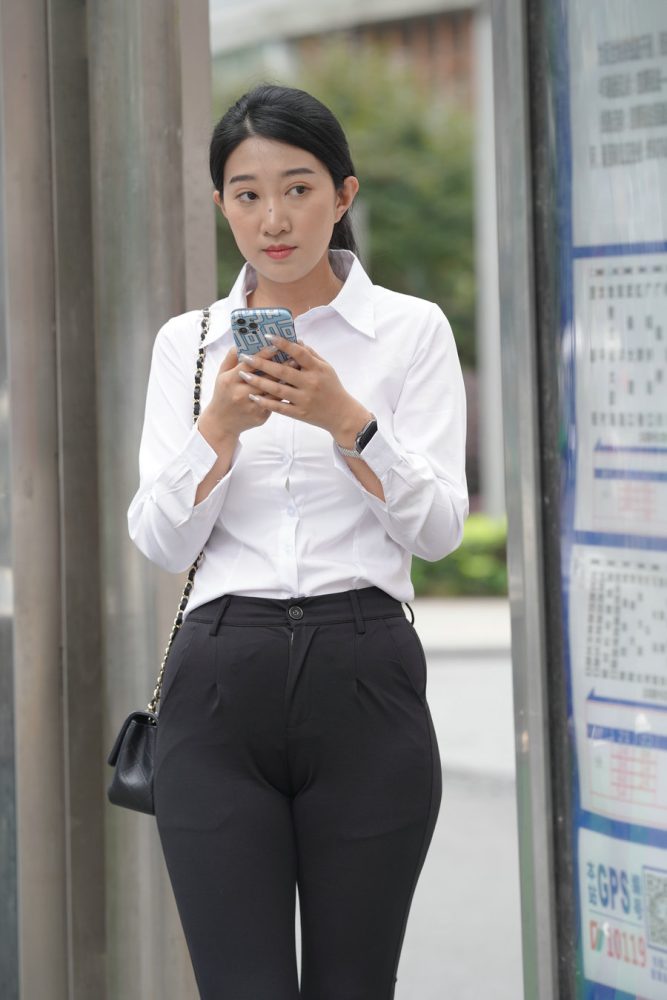 图片[3]-等公交的制服女人J2130 976P2V-29.5GB-美色吧