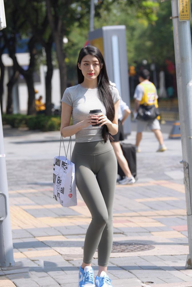 在外面逛街的瑜伽裤女孩J2240 449P1V-16.7GB-美色吧