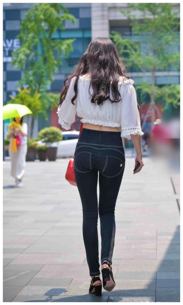 紧身牛仔裤卷发姑娘 J1726 103P-2.28GB-美色吧