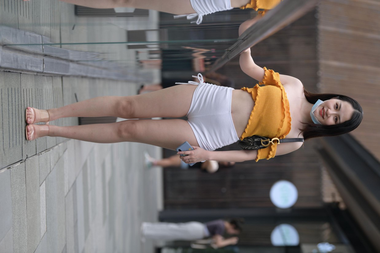 图片[2]-高腰白色短裤的漂亮女孩【767P】00065-美色吧