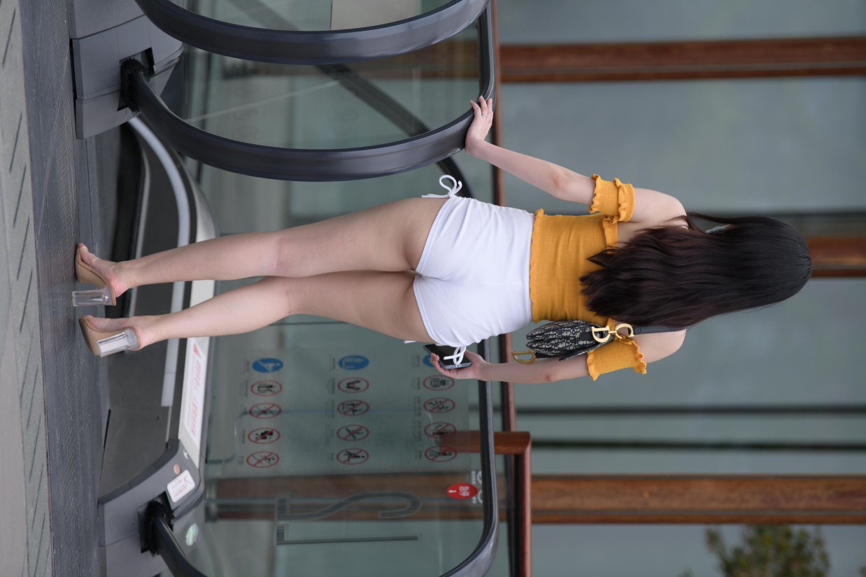 图片[3]-高腰白色短裤的漂亮女孩【767P】00065-美色吧