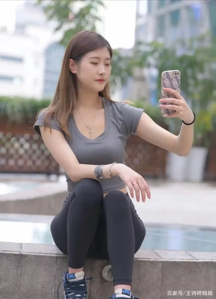 图片[2]-有小虎牙非常甜美的瑜伽裤女孩-美色吧