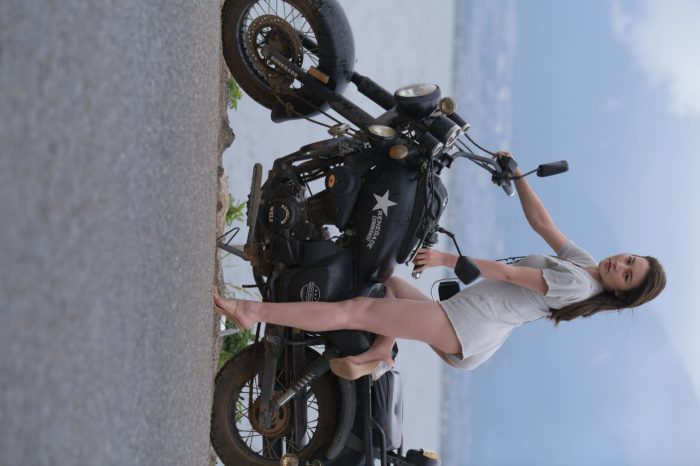 阴雨天在海边骑车的长发女人【156P】00044-美色吧