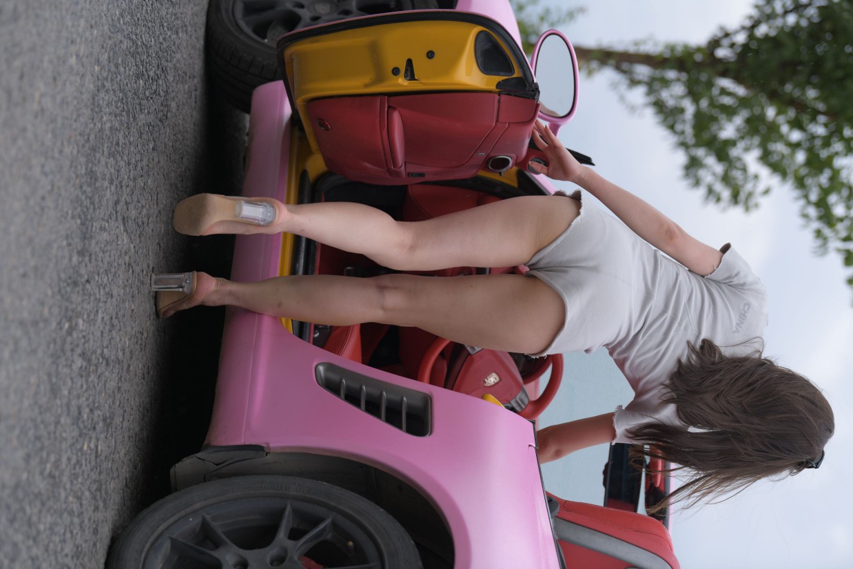 图片[3]-在海边开跑车的连衣短裤女孩【390P】00030-美色吧