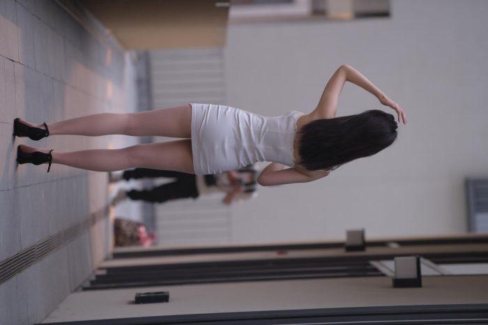 长发女孩紧身短裙特别显身材【245P】00040-美色吧