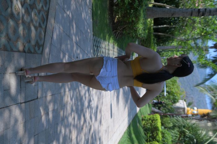 在海南度假的紧身白色短裤女孩【202P】00033-美色吧