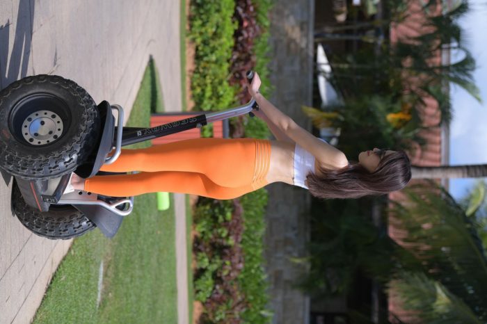 骑着平衡车的橘黄色瑜伽裤妹妹【620P】00054-美色吧