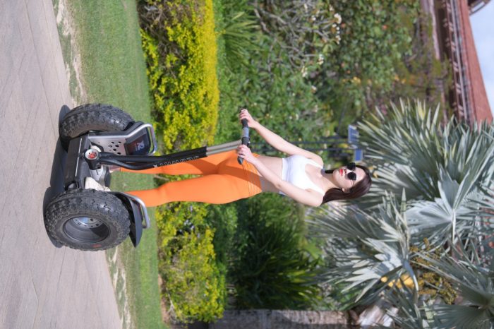 骑着平衡车的橘黄色瑜伽裤妹妹【620P】00054-美色吧