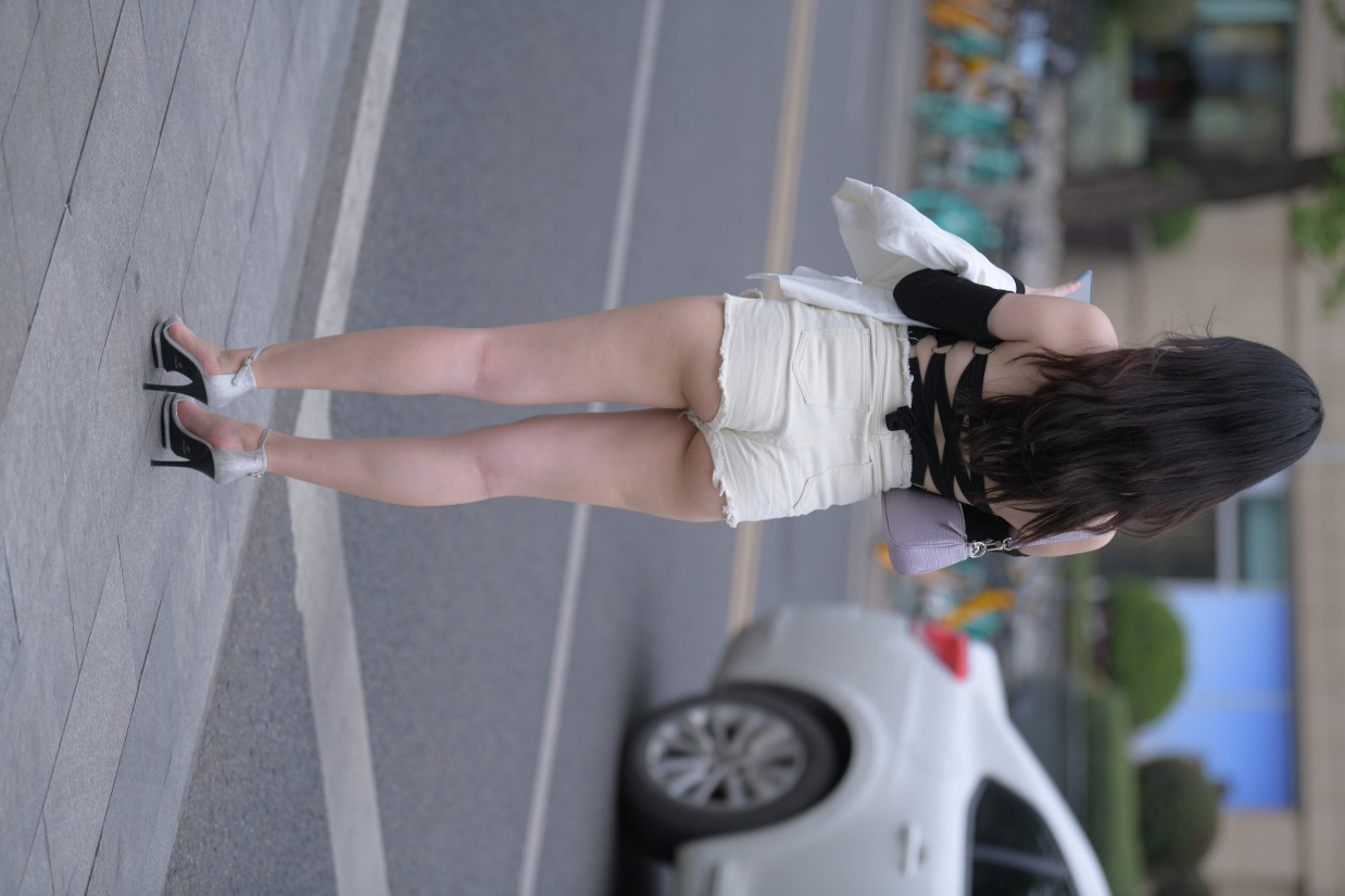 图片[2]-长发飘飘的白色热裤美丽女孩【49P】00029-美色吧