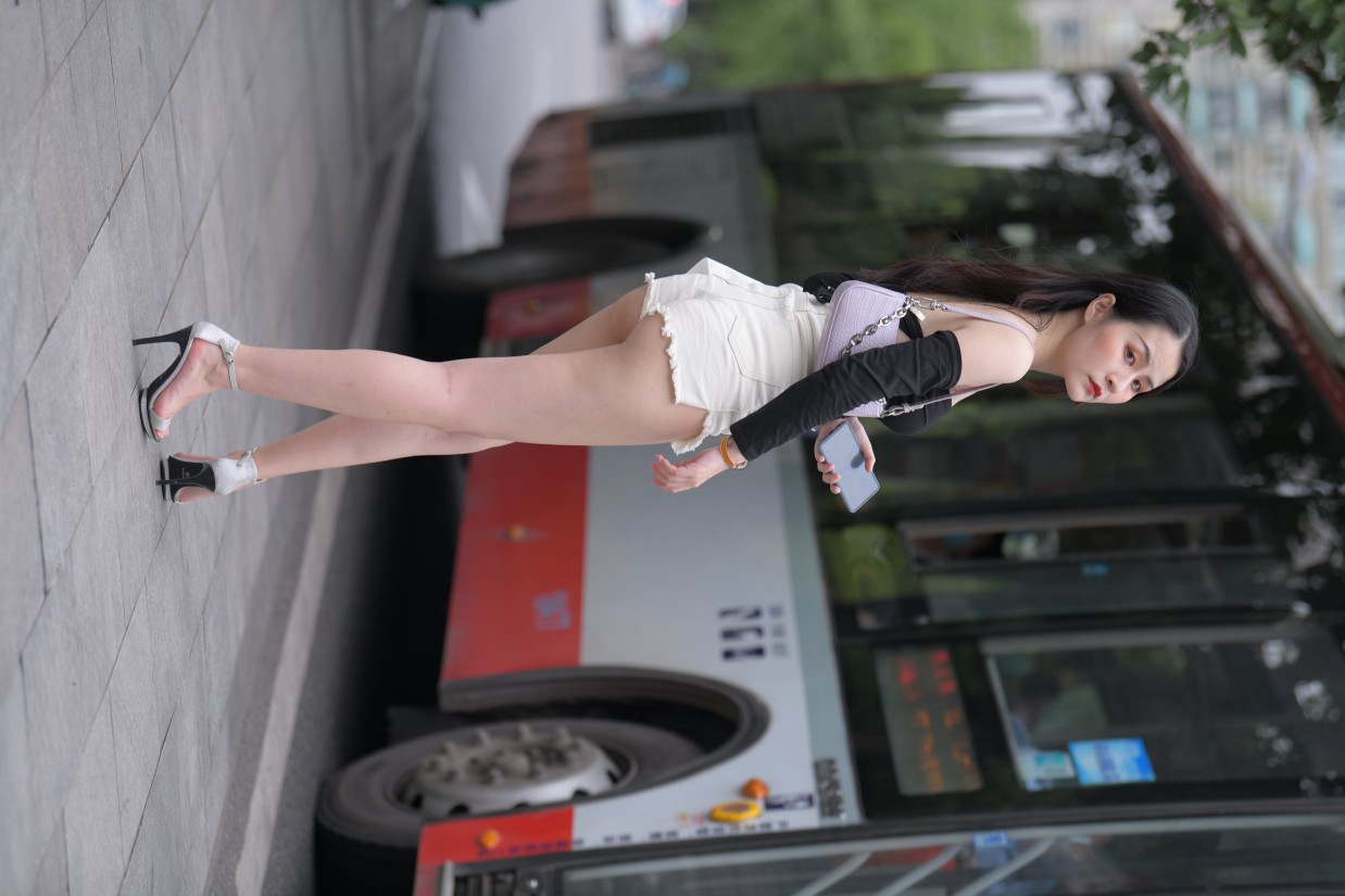 图片[3]-长发飘飘的白色热裤美丽女孩【49P】00029-美色吧
