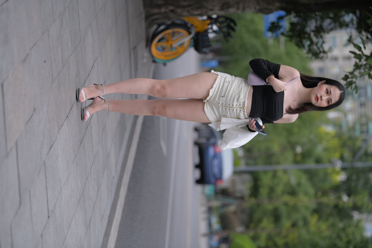 图片[4]-长发飘飘的白色热裤美丽女孩【49P】00029-美色吧
