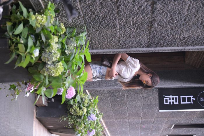 戴太阳镜的牛仔短裤紧身牛仔MM【167P】00021-美色吧