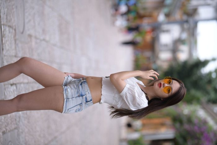 戴太阳镜的牛仔短裤紧身牛仔MM【167P】00021-美色吧