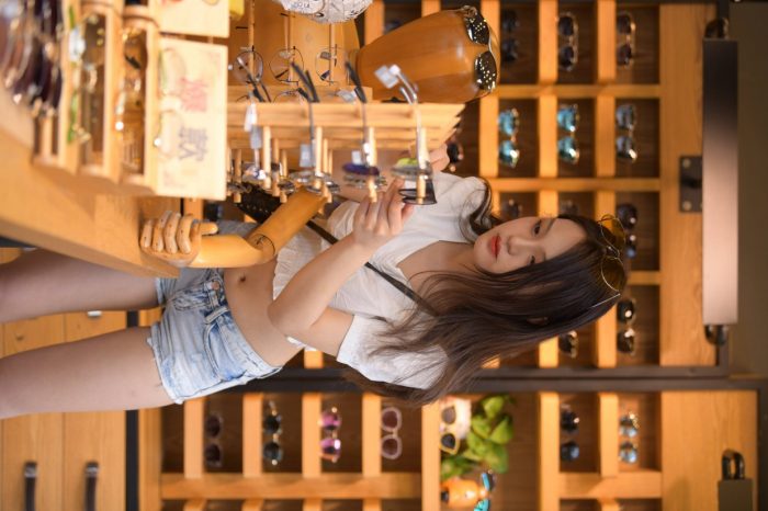 头戴花环的南方姑娘身穿紧身牛仔短裤【161P】00028-美色吧