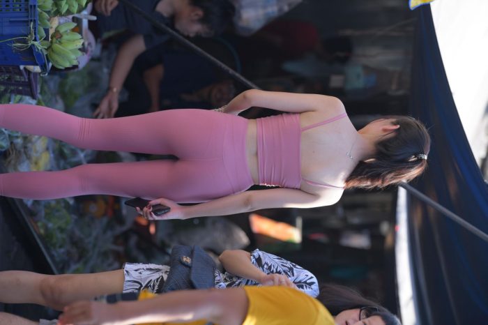 粉色的甜美瑜伽裤女孩在逛街【372P】00057-美色吧