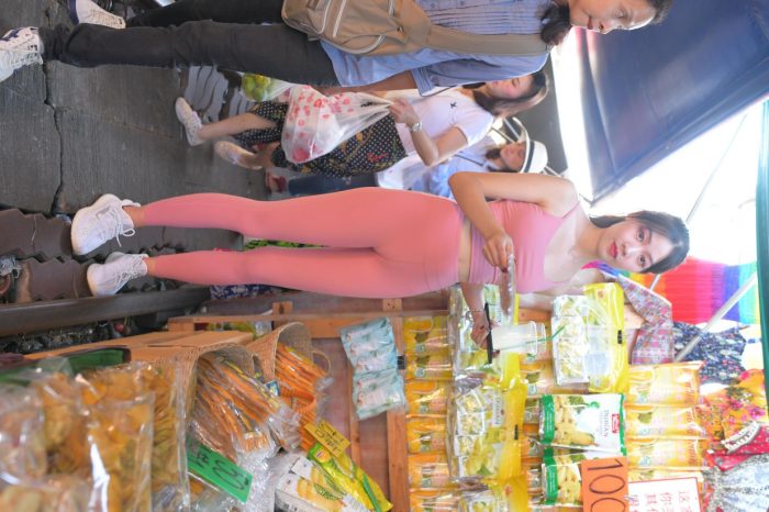 粉色的甜美瑜伽裤女孩在逛街【372P】00057-美色吧