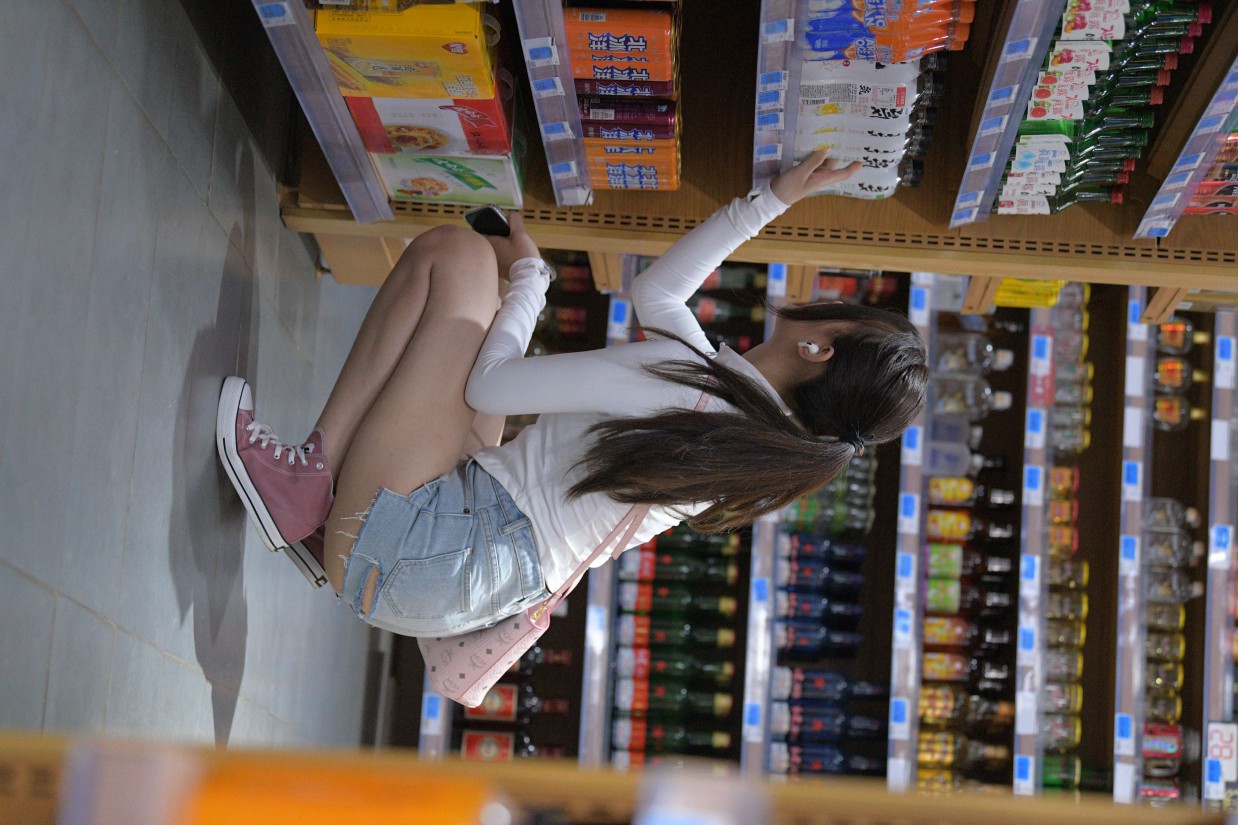 图片[5]-紧身牛仔短裤骑自行车的漂亮女孩【588P】00053-美色吧