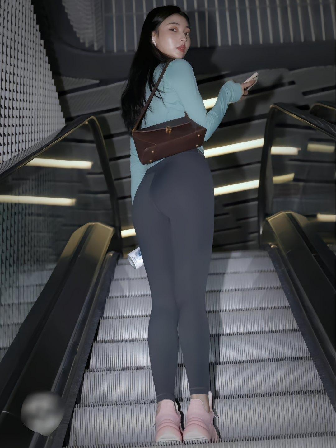 图片[1]-晚上逛商场的瑜伽裤漂亮女孩J2244 225P2V-15.1GB-美色吧