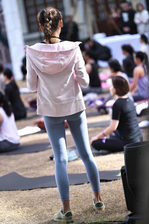 图片[2]-在广场看热闹的瑜伽裤女人-美色吧