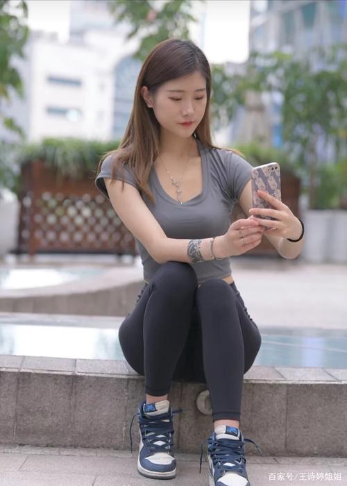 图片[1]-有小虎牙非常甜美的瑜伽裤女孩-美色吧