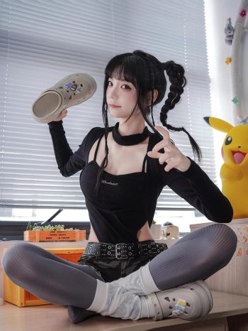 图片[10]-牛仔热裤+灰丝姑娘玩自拍-美色吧