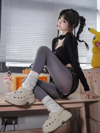 图片[3]-牛仔热裤+灰丝姑娘玩自拍-美色吧