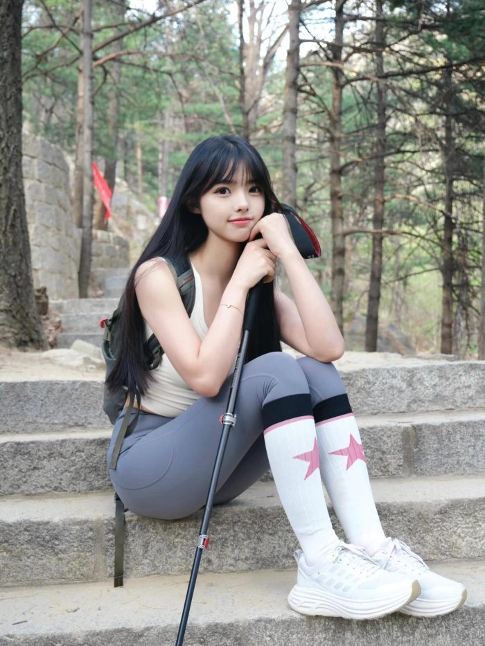 爱爬山的瑜伽裤MM，太甜美了！~-美色吧