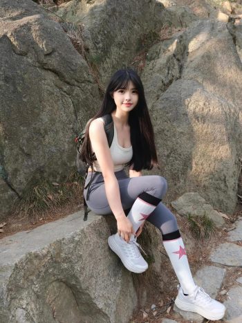 图片[7]-爱爬山的瑜伽裤MM，太甜美了！~-美色吧