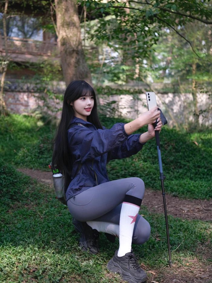 爱爬山的瑜伽裤MM，太甜美了！~-美色吧