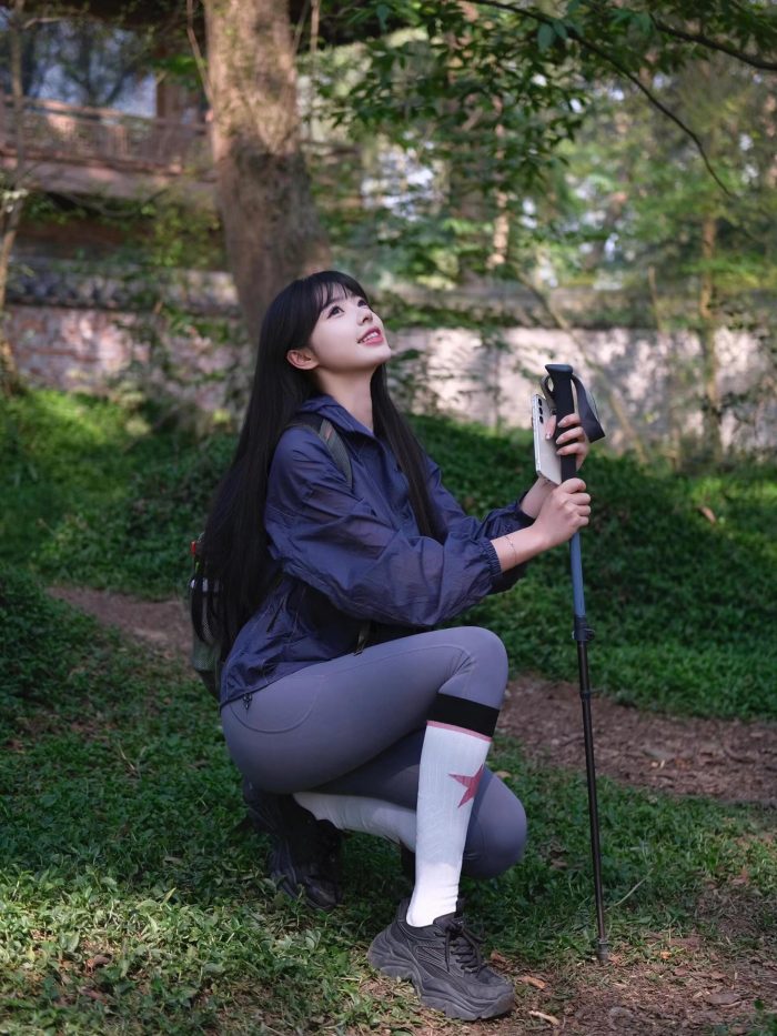 爱爬山的瑜伽裤MM，太甜美了！~-美色吧